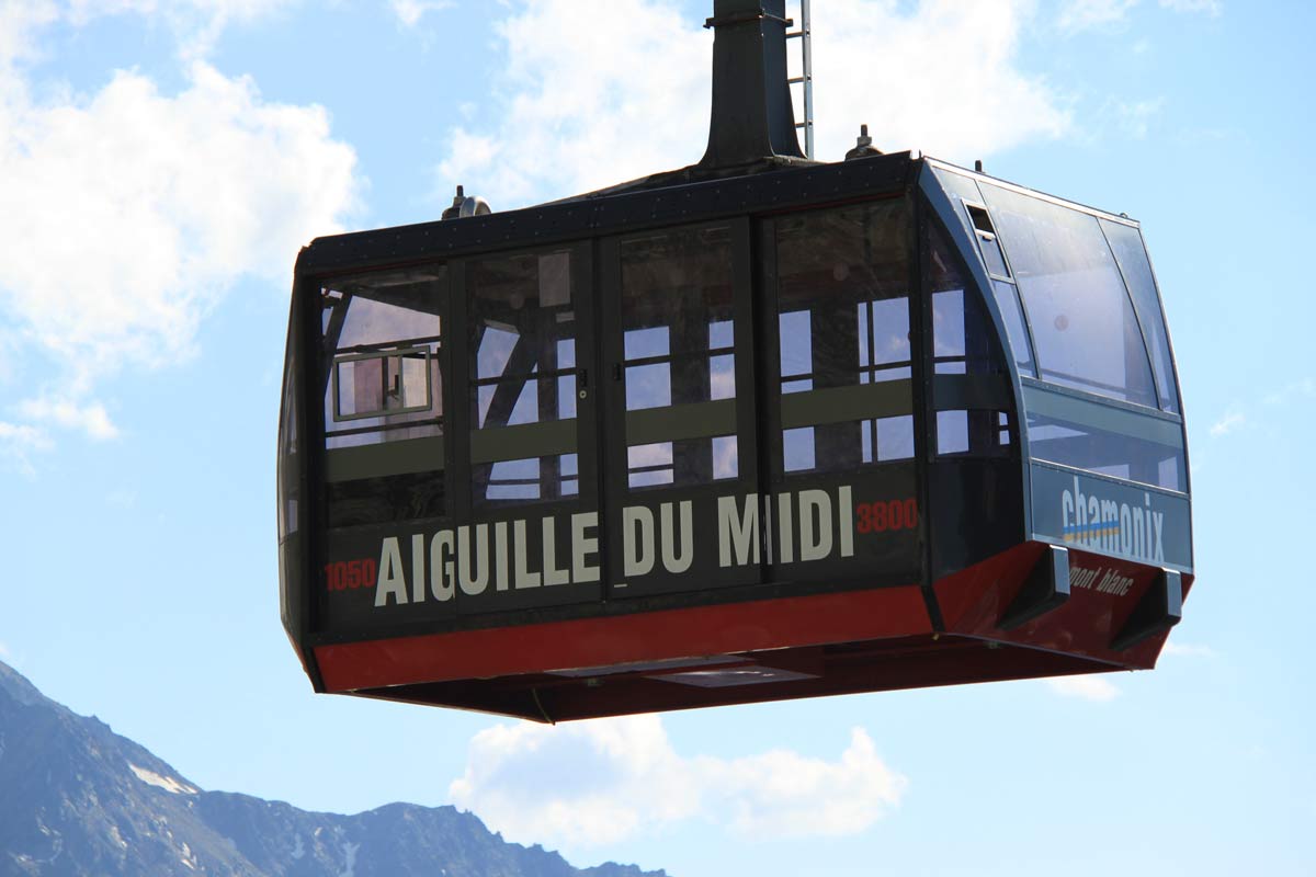 Helicopters rescuing at least 100 people trapped in French Alps cable cars